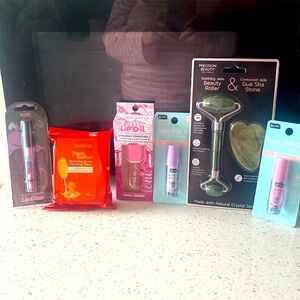 Beauty bundle six items new great stocking stuffers are for you. Great deal.
